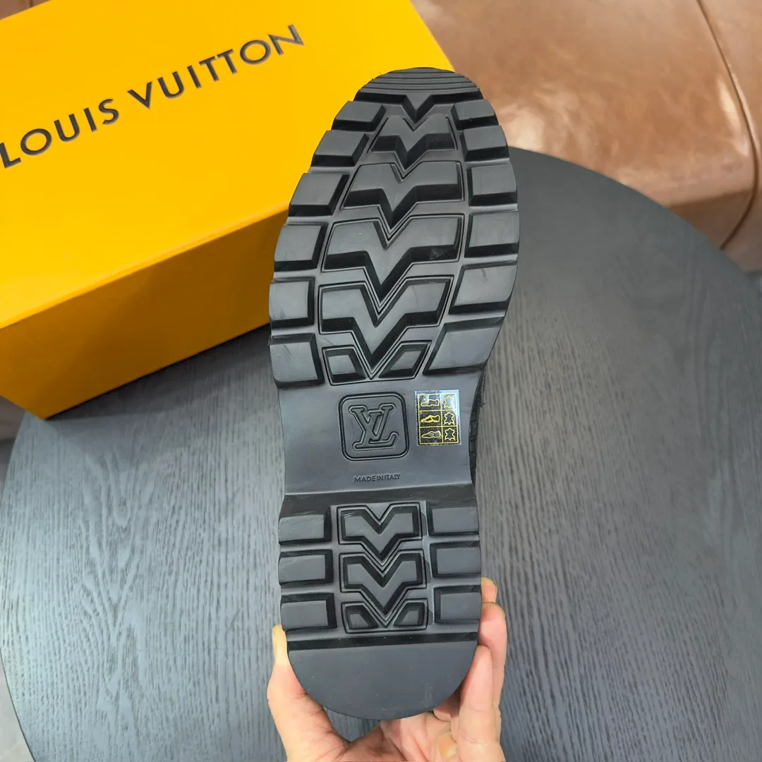 [L Home] P: 820💰 Size: 39-44 (customized at 38.45) Original Lv official website men's casual leather shoes, top-quality original replica, - Upper: 🔝cowhide weaving technology, Nappa cowhide, shoe body sewn with brand logo - Inner: cowhide, foot pad; water-dyed cowhide - Outsole: TPR·rubber foam; two-color molded outsole -Ultra-high quality control and fine workmanship: highlight (high-end, extravagance, class)